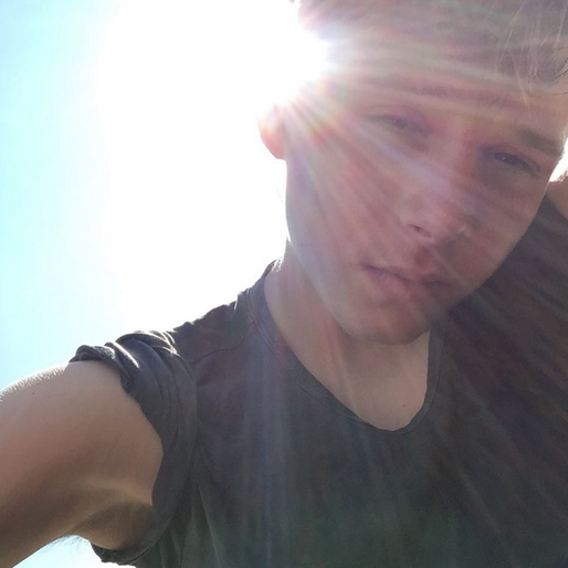 Brooklyn Beckham tar en selfie i solen. Brooklyn Beckham tar en selfie i solen.